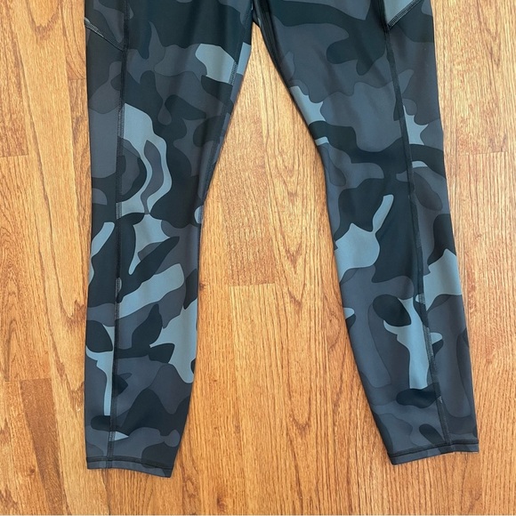 Athleta Camo Contender 7/8 Tights Pants size S - Picture 5 of 16